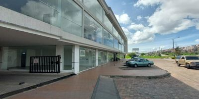 Atos Inmobiliaria, te presenta este local en arriendo en el Edificio In Altezza, con una ubicación estratégica y un área de 61 m2. El canon de arriendo es de $1.980.000 + IVA, convirtiéndolo en una excelente opción para tu negocio gracias a su ubicación en una de las vías con mayor tránsito de la ciudad. Aprovecha esta oportunidad para impulsar tu empresa y atraer a más clientes con la visibilidad que ofrece este local. Contáctanos para más información.