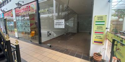 Atos Inmobiliaria te ofrece una excelente oportunidad de inversión con la venta de un local comercial estratégicamente ubicado en el centro de la ciudad. Este local, situado en la primera planta de un reconocido centro comercial, cuenta con un área de 29.6 m². El espacio es completamente libre, lo que permite una gran flexibilidad para adaptarlo a las necesidades de tu negocio. Además, incluye una bodega para almacenamiento, optimizando así el uso del espacio.

La ubicación de este local es inmejorable, situándose en el corazón de la ciudad, lo que garantiza un alto flujo de clientes potenciales y una gran visibilidad. Estar en un centro comercial no solo te ofrece la ventaja de una ubicación céntrica, sino también de contar con servicios adicionales y seguridad. Esta es una oportunidad única para establecer o expandir tu negocio en una zona con gran potencial comercial. Contáctanos hoy mismo para obtener más información y programar una visita. ¡Invierte en tu futuro con Atos Inmobilia