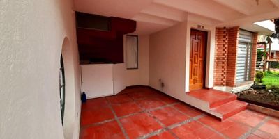 Atos Inmobiliaria vende hermosa casa con excelente ubicación al norte de la ciudad, en una zona residencial tranquila y de alta valorización. La vivienda está distribuida en dos niveles: en el primer piso cuenta con parqueadero, sala-comedor, sala de estar, cocina integral, patio de ropas, baño social y cuarto de servicio con baño privado. En el segundo piso se encuentran tres cómodas alcobas, dos baños y un estudio ideal para teletrabajo o zona de lectura. ¡No dejes pasar esta gran oportunidad! Contáctanos y agenda tu cita.