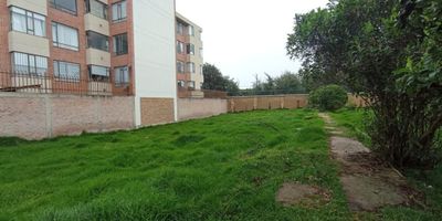 Lotes en el prestigioso Barrio La María, estratégicamente cercanos a la UPTC, se presentan como la opción ideal para vivienda y proyectos multifamiliares. Con un generoso uso de suelo permitiendo hasta 4 pisos y un altillo, estas parcelas ofrecen un gran potencial de desarrollo.

El primer lote, con medidas de 7.27 x 14.72 metros, totalizando 102.10 m2, está disponible a un atractivo precio de $150.000.000. 

El segundo lote, de dimensiones 7.79 x 14.72 metros y un total de 109.40 m2, se ofrece a $160.725.000.

Estas oportunidades se erigen como una promesa de inversión, brindando la posibilidad de construir viviendas multifamiliares en una ubicación privilegiada. Contacta con nosotros para obtener más detalles y asegurar tu participación en este emocionante proyecto. ¡No dejes pasar esta chance de inversión en el codiciado Barrio La María!