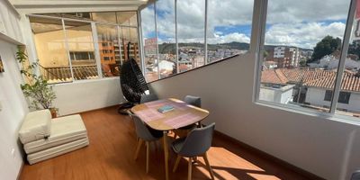 Se vende apartamento dúplex. Consta de: 1 planta: Cocina integral, zona de lavado, comedor, sala, 2 habitaciones 2 baños. 
2 planta : Habitación con baño privado y jacuzzi, 2 closet, terraza con zona BBQ, techo corredizo. Cuenta con parqueadero propio cubierto y 2 depósitos