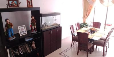 Se vende hermosa casa barrio las quintas la cual consta; 1 piso garaje con portón eléctrico, sala, comedor, baño, cocina integral, patio de ropas, patio de star, bodega, 2 piso; 3 habitaciones con closet, 2 baños, 3 piso; habitación con baño privado, estudio, balcón y terraza. zona residencial con bastantes zonas verdes, cerca de centros comerciales, universidades. Se recibe en parte de pago un vehículo automático