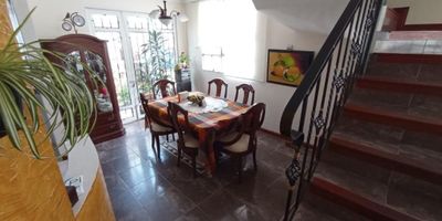 Atos Inmobiliaria vende hermosa casa ubicada al norte de la ciudad, en un sector residencial muy tranquilo y de alta valorización. En el primer piso cuenta con cocina integral, sala-comedor, garaje, baño auxiliar, bodega y patio de ropas. En el segundo piso se encuentra una sala de estar, una habitación principal con baño privado y vestier, y dos habitaciones auxiliares, cada una con clóset y baño. El tercer piso ofrece una habitación adicional con baño, terraza y un salón acondicionado como gimnasio. La propiedad tiene excelentes vías de acceso y buena cobertura de transporte público. ¡Contáctanos y agenda tu cita hoy mismo!