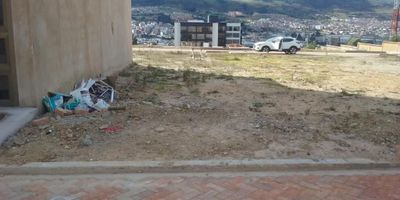 Espectacular lote medianero, cuenta con servicio de portería, piscina, parque infantil, cancha mixta, excelente vista hacia la naturaleza con permiso de construcción para vivienda de 2 pisos y altillo.