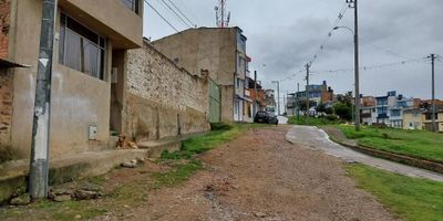 Atos Inmobiliaria vende espectacular lote ubicado en el sector de la salida hacia Villa de Leyva, una zona residencial tranquila con alta proyección de desarrollo. Su estratégica ubicación lo convierte en una excelente oportunidad de inversión, con fácil acceso a vías principales y cercanía a zonas urbanas y turísticas. El lote cuenta con uso de suelo para vivienda multifamiliar, bifamiliar, comercio o industria, lo que lo hace ideal para construir el proyecto de tus sueños, ya sea residencial o comercial. No dejes pasar esta oportunidad única. ¡Contáctanos y agenda tu cita hoy mismo!