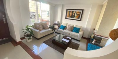 Magnífica casa de 3 pisos en zona exclusiva de la ciudad. Consta de: 4 habitaciones, 4 baños, cocina integral, patio de ropas, terraza, 2 balcones y zona BBQ.