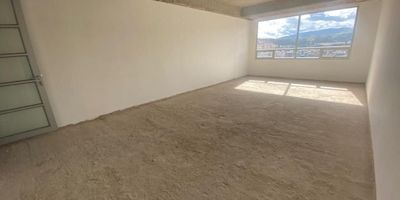 Espectacular oficina amplia al norte de la ciudad, cerca a Unicentro. cuenta con un área de 44 metros cuadrados, con opción de baño. Se entrega en obra gris.