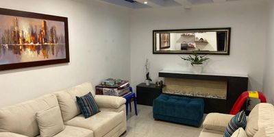 Espectacular casa en zona norte y exclusiva de la ciudad. Consta de 3 pisos. En el 1° Piso cuenta con: Garaje, antejardín, sala comedor, cocina integral, patio de ropas, chimenea, baño social. 2° Piso, cuenta con: Estudio, 2 habitaciones, y 1 baño, habitación principal con baño privado. 3° Piso: consta de habitación con baño privado y terraza. los pisos son en porcelanato, madera y madera laminada. Cuenta con Hidro Flow para aumentar la presión del agua, alarmas y cámaras.