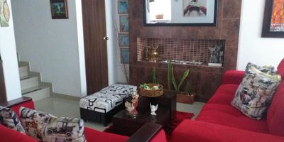 Hermosa casa en zona norte de la ciudad. Consta de 4 habitaciones con amplios closets, 3 baños, sala comedor, cocina integral, patio de ropas, garaje, cortinas blackout , hall de televisión, 2 balcones y Jacuzzi. Tiene cámaras de seguridad privada con circuito cerrado, rejas, calentador, chimenea, cableado de internet y mesa para pin pon.