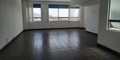 Atos inmobiliaria vende espectacular local comercial en centro de la ciudad. Cuenta con 1 baño, 1 bodega tipo mezanine, agua, luz, gas natural y sala de espera. El centro comercial cuenta con ascensor, vigilancia, plazoletas de comidas, café y terrazas. ¡Contáctanos y agenda tu cita!