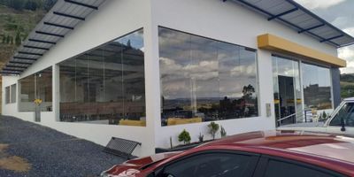 Gran Oportunidad: Inmueble Comercial en Cómbita

Atos Inmobiliaria presenta una propiedad comercial en Cómbita con un amplio espacio de aproximadamente 950 metros cuadrados de terreno y 414 metros cuadrados de construcción. Este inmueble es versátil y adecuado para restaurantes, salones de eventos, cafés, bares gastronómicos y más. Destaca por su fachada de vidrio que brinda visibilidad desde la vía principal.

En el interior, encontrarás baños separados, una cocina amplia, bodega, área para empleados y una oficina. Actualmente, genera un ingreso de $4,000,000 y su estructura permite la construcción de una segunda planta. Esta propiedad es una oportunidad única para inversores. Contáctanos para más detalles y visita.