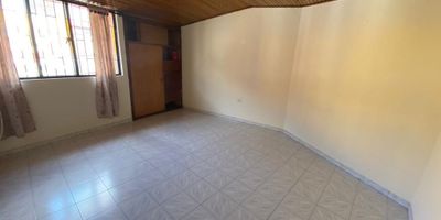 Espectacular lote para construcción residencial o para proyecto comercial,  tiene 2 locales comerciales, cada uno cuenta con baño propio, uno de ellos tiene bodega. En el 2° piso consta de un apartamento, con 2 habitaciones, cada uno con closet propio, 1 baño, sala comedor, cocina y zona de ropas.