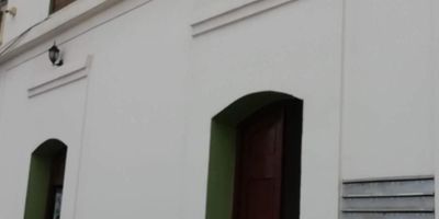 Espectacular oficina ubicada estratégicamente en zona centro de la ciudad. Cuenta con  2 niveles. 1° Nivel ubicado en 2° piso, consta de: Sala de recepción, 1 baño y zona de cafetería. 2° Nivel tiene ambiente ideal para oficinas.