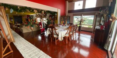 Hermoso apartamento tipo pent house en venta, consta de 3 pisos en una excelente ubicación de la ciudad y se distribuye así:

Piso1: 2 habitaciones, estudio, balcón amplio, 2 baños.
Piso 2: Ingreso, sala, comedor, cocina integral abierta, área de ropas, baño social, cuarto y baño de servicio, espacio de bar y una amplia terraza.
Piso 3: Habitación principal con baño y vestiér.

El apartamento cuenta con una excelente iluminación y vista, se está vendiendo amoblado totalmente en $1.200.000.000 y sin amoblar se ofrece la opción de negociarlo.