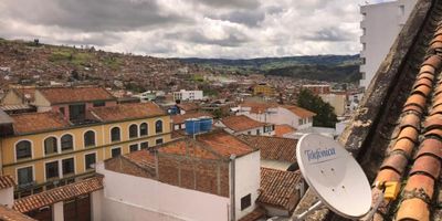 Atos Inmobiliaria vende hermoso apartamento en el centro de Tunja, cerca del CAMOL y la Plaza de Bolívar. Este apartamento central cuenta con tres habitaciones, cuatro baños, una sala-comedor, cocina integral, área de ropas, estudio, cuarto de servicio y garaje. Ofrece un diseño bien distribuido y espacios amplios para el confort de sus residentes.

La ubicación estratégica del inmueble permite un fácil acceso a los principales puntos de interés de la ciudad, lo que lo hace ideal tanto para familias como para profesionales que buscan comodidad y conveniencia. No pierdas la oportunidad de vivir en el corazón de Tunja con todas las comodidades que ofrece este magnífico apartamento. Contáctanos para más detalles y agenda una visita.