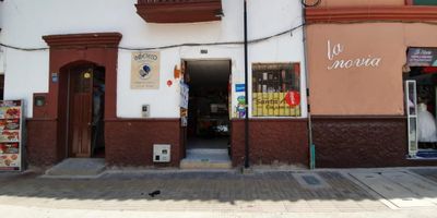 Funcional casa a media cuadra de la plaza de bolívar, cuenta con 7 salones grandes antiguas instalaciones de colegios e institutos técnicos.