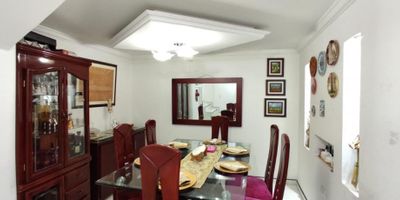 Con una excelente ubicación en el Norte de Tunja! 
Hermosa casa de tres niveles, cuenta con sala/comedor, cocina integral, zona de ropas, garaje, estudio, cuatro habitaciones, tres baños y terraza.
Excelentes acabados.