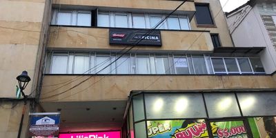 Local comercial en el centro de la ciudad de Tunja, cuenta con dos divisiones y baño privado, esta ubicado en una muy buena posición en el marco histórico de la ciudad, espacios amplios y vías de acceso peatonales.