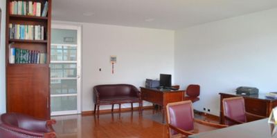 Atos Inmobiliaria ofrece en venta una oficina ubicada en el sector Unicentro, una de las zonas comerciales y empresariales más importantes de la ciudad. La propiedad cuenta con un baño, un garaje y un depósito, y destaca por su excelente iluminación natural y su ubicación privilegiada dentro de un reconocido centro de negocios. Es una oportunidad ideal para establecer tu empresa en un entorno estratégico y de alto perfil. ¡No dejes pasar esta oportunidad! Contáctanos y agenda tu cita hoy mismo.