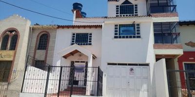Atos Inmobiliaria vende gran casa de 3 Pisos en el Corazón de Tunja

Esta imponente casa de tres pisos, ubicada en el animado barrio Popular de Tunja, ofrece una amplia oportunidad para vivir cómodamente en el centro de la ciudad. Con un área generosa de 332 m², esta casa es ideal para familias grandes o inversores.

El interior de la casa se distribuye en 10 habitaciones y 5 baños, lo que proporciona un amplio espacio para adaptarlo a tus necesidades. Además de las áreas de descanso, encontrarás una sala, comedor y cocina. La zona de lavandería ofrece comodidad adicional. Para aquellos que requieren estacionamiento, la casa incluye un garaje. Esta propiedad es perfecta para quienes desean estar cerca de las comodidades del centro de Tunja, con todas las facilidades que ofrece una casa de múltiples pisos. ¡Contáctanos hoy para obtener más información!