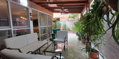 Vendo hermosa casa campestre, El Castillo, Jamundí. Esta propiedad destaca por su diseño moderno y la integración de tecnología de energía solar, perfecta para un estilo de vida sostenible.
El lote tiene un área de 224 m² y la construcción abarca 320 m². La casa cuenta con 3 alcobas en total.
Primer piso:
Antejardín y parqueadero cubierto para 3 carros.
Al entrar, encontrarás una amplia sala comedor con vista a la terraza.
Terraza cubierta con baño y zona verde.
Cocina integral moderna con gabinetes y amplio espacio de alacena.
Patio de ropas.
Estudio y 2 alcobas, una de ellas con baño privado, ideal para personas mayores o con movilidad reducida.
Segundo piso:
Escalera que conduce a un amplio estudio.
Alcoba principal con ventanales, vestier y baño moderno.
El condominio ofrece zonas verdes, piscinas, canchas deportivas y salón social. Ubicación privilegiada cerca del centro comercial Del Castillo. ¡No te pierdas esta oportunidad!