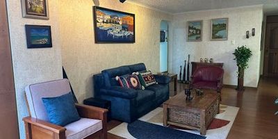 Gran Oportunidad  Se vende  encantador apartamento en la circunvalar, ideal para quienes buscan comodidad, tranquilidad y una excelente calidad de vida. Esta propiedad ofrece una combinación perfecta de modernidad y funcionalidad. Características Destacadas Habitaciones 3 amplias habitaciones Baños 2 baños completos. Cocina modernaEstudio2 parqueaderos Zona de ropas Ubicación Cerca al centro Comercial la Arboleda Superficie 120 m2Arriendo $3.800.000 incluida Administración Recién Remodelado todo6 piso No dejes pasar esta oportunidad de adquirir una vivienda que combina estilo, confort y una excelente ubicación. Para más información o para programar una visita contáctame ¡Estamos seguros de que te encantará!    AGENTE  LINA SALINA 