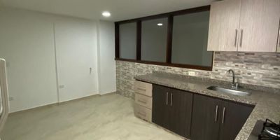 Apartamento en Venta en unidad cerrada con  buena ubicación en Pinares cerca a supermercados de cadena, centros comerciales, clinicas, rutas de transporte publico y servicios complementarios. Cuenta con sala-comedor, pisos en marmol, estudio, cuatro habitaciones, dos baños, cocina integral mesón en granito, calentador y estufa a gas, zona de ropas. La unidad cuenta con un parqueadero cubierto y un cuarto util. vigilancia y portería las 24 Horas. SIN ASCENSOR Inmuebles sujetos a verificación de disponibilidad.