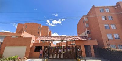 Vendo Apartamento de 54m2, con vista interior, ubicado en un 4to piso, acceso por escaleras. Consta de 3 habitaciones, 2 baños, sala comedor, estudio, cocina integral y zona de lavandería. Tiene piso laminado en habitaciones y cerámico en zona social, baño y cocina. El conjunto cuenta con salón comunitario, gimnasio, salón para niños, terraza BBQ, parque infantil, zonas verdes y vigilancia privada las 24 horas. Cerca de almacenes de cadena como D1, Ara y Surtimax; cerca a colegio Distrital Pablo Herrera y colegio bilingüe Newman School; cerca de la Universidad Militar Nueva Granada; Vías de acceso por la Carrera 6 y Calle 23.