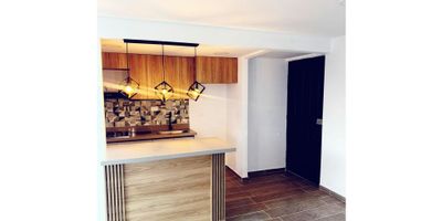 Te presentamos un acogedor apartamento en venta ubicado en la encantadora ciudad de La Ceja, Antioquia. Un lugar ideal para quienes buscan tranquilidad y comodidad en su nuevo hogar. Con una área construida de 49 M2, este inmueble cuenta con todos los espacios necesarios para que tú y tu familia vivan cómodamente.

Sus comidades son 2 alcobas, 2 baños, 1 baño en habitacion principal, sala comedor, 2 closet, zona de ropas y parqueadero, piso en porcelanato Chicago, La torre cuenta con sistema de cámaras de seguridad en la entrada principal y en cada piso de la torre, Las puertas y los closet de todo el apartamento, estan elaborados con la colección Fresno Europeo de Madecentro. Los dos baños ambos son iguales, con duchas monocontrol, acoples en acero inoxidable y regulación 100% metálica, tienen además una base decorada chipre beige, además una pared de cerámica ,barlovento beige. Cada baño cuenta con cabina, espejo y mueble propio elaborados en una combinación de Fresno Europeo de Madecentro, con cinza cobalto, La cocina tiene un mesón en quarztone, acoples en acero inoxidable y regulación 100% metálica, además cuenta con una combinación de madera Fresno Europeo de Madecentro, con cinza cobalto, resalta la cenefa de la cocina elaborada con cerámica italiana referenciada como Kratis.

 

Contáctanos ahora mismo y agenda una visita para conocerlo en persona.
