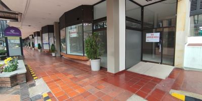 Local ubicado en la plazoleta del Edificio La Previsora, con una ubicación privilegiada y rodeado de una zona de alto flujo de personas. Ideal para establecer su negocio en un lugar estratégico y de gran visibilidad.
 Valor del canon más administración e IVA.