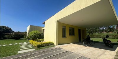 VENTA ESPECTACULAR CASA SECTOR LA CARMELITA CERRITOS 

Descubre esta impresionante casa campestre en la prestigiosa zona de Cerritos, complementada por un estadero con asador y fogón industriales. Esta propiedad cuenta con 3 amplias habitaciones, cada una con su baño privado y vestier, además de una habitación de servicio con baño y un baño social adicional.

Disfruta de una cocina moderna y remodelada, amplias zonas sociales, y una terraza con aislamiento de insectos gracias a su malla eléctrica. Las ventanas y entradas auxiliares también están equipadas con mosquiteros para mayor comodidad.

Ubicada en un condominio exclusivo, esta casa ofrece una zona común ideal para eventos sociales, parque infantil, y canchas mixtas. ¡No dejes pasar la oportunidad de invertir en un lugar que combina amplitud y comodidad.

 Contáctanos para más detalles y agenda tu visita hoy mismo.
