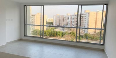 Apartamento piso 6, lado de la sombra con 83.68 m2, consta de tres alcobas cada una con aire acondicionado, alcoba principal con baño interno y walking closets, closets de linos, espacio de trabajo, baño auxiliar para las dos alcobas, cocina integral, zona de ropas, sala, comedor, un parqueadero. El edificio cuenta con planta eléctrica de suplencia total, piscina, gimnasio, zona zen, Playground, cancha futbol, sendero peatonal, zona bbq.