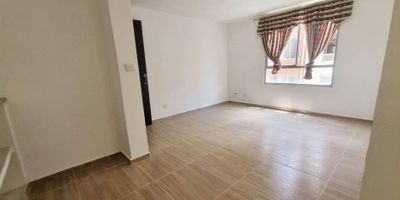Apartamento con un área de 44 m2, consta de sala, comedor, estudio, cocina semi integral, zona de labores, dos alcobas, un baño con division en vidrio templado, pisos en ceramica, parqueadero comunal. conjunto con parque, gimnasio y salón social,  excelente ubicación, barrio Alameda del Rio.