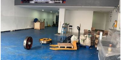 Excelente local y vitrina ubicado sobre via principal en zona comercial de Puente Aranda. Area de lote 169 m². Area total de construccion de 249 m². Primer piso a doble altura. Cuenta con un mezanine  de 80 m² y  3 Baños.
