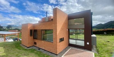 Codigo 16364. Hermosa casa en renta, ubicada en un exclusivo club house, ofrece todos los privilegios en un ambiente natural y seguro. Distribuida en 2 plantas, cuenta con 3 cómodas habitaciones, una espaciosa área de sala-comedor, 3 baños y 2 parqueaderos. Ideal para quienes buscan confort y tranquilidad, esta propiedad es perfecta para disfrutar de la vida en comunidad, con acceso a diversas amenidades y rodeada de un entorno natural que invita al descanso y la relajación. ¡Una oportunidad única!