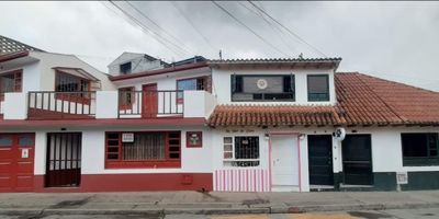 Codigo 17368. Se vende exclusivo inmueble de 2 pisos con un diseño arquitectónico único y una magnífica proyección comercial. Con un área total de 240m2 y la posibilidad de ampliación, esta propiedad está estratégicamente ubicada a solo 30 metros del parque principal de La Calera, contando con excelentes vías de acceso. Es la elección perfecta para quienes buscan desarrollar proyectos comerciales en una zona de alto impacto. Cuenta con espacios diversos y perfectamente integrados, incluyendo una terraza y un balcón, que ofrecen un ambiente moderno y funcional. Amplia Cocina Semi-integral con isla, ideal para actividades gastronómicas o comerciales. Zona de lavandería, cinco baños, patio interno y garaje, adaptables a diferentes necesidades. Excelente entrada de luz natural que realza los espacios interiores. Servicios Públicos Completos y tanque de reserva de agua. No dejes pasar esta oportunidad de invertir en un inmueble con alto potencial en una de las mejores ubicaciones de La Calera