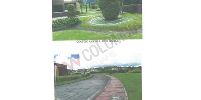 Codigo 5891. Vendo lote club house la Calera , terreno plano con destinación a vivienda campestre. Hace parte del Conjunto Casa de campo, ubicado en el Km 3 vía La calera Sopo compuesto por 132 lotes.. El lote colinda con una de las vías internas del conjunto. El conjunto cuenta con salones comunales para realización de eventos de los copropietarios, amplias zonas verdes con parques infantiles en varios sitios del conjunto, cancha de tenis en polvo de ladrillo, golfito, cancha múltiple de básquet Ball y micro football, senderos ecológicos peatonales, sistema de acueducto con tanques de reserva, red para surtir gas propano, planta de tratamiento de aguas residuales para riego de jardines y sistema de seguridad con cámaras ,cercas eléctricas ,motorizados las 24 horas, lo que constituye una garantía de seguridad.