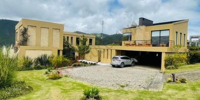 Codigo 6149. casa 70  3.800 metros cuenta con 4 habitaciones con baño independiente cada una y habitación servicio, sala comedor con chimenea ,family room  y estudio con pisos en madera , amplias terrazas que integran el salón principal y el comedor. La habitación principal cuenta con un estudio con chimenea, un walking closet, tina  jacuzzi terraza privada. Hay una pequeña Hipoteca sobre la propiedad a un interés  muy favorable  0.88 %    con Colpatria ,la cual puede ser aumentada si desean financiación.valor de la propiedad es de 2.650.’000.000 millones de pesos 760.000.000 millones el valor de la tierra, correspondiente a 200.000 pesos por metro cuadrado y 1.814`000.000 correspondiente a la construcción total 540 metros cuadrados. metro cuadrado construido 3`130.000 , para un total de 4`537.000 pesos metro cuadrado construcción y tierra