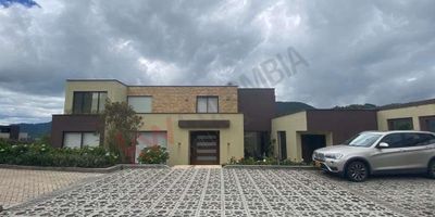 Codigo 6144. VENDO CASA ESPECTACULAR CASA DE CAMPO LA CALERAmagnifica casa en el exclusivo conjunto cerrado casa de campo de la calera.disfruta de la tranquilidad y paz del campo a 25 minutos de la circunvalar con 85.casa de 430M2 con acabados de lujo.amplia, cómoda y acogedora.habitada por sus propietarios.seguridad 24/7, securitas empresa proveedora de la seguridad, salón comunal, gym, BBQ, tres zonas de juegos para niños, área de fogata, sendero peatonal para caminar o mascotas, caballerizas, salón de juegos con billar y cocineta, cancha múltiple, cancha de tenis en polvo de ladrillo.la casa está construida en un lote de 2.150 M2 con mucho espacio para reunión sociales, juegos y diversión para grandes y chicos.sobre la vía principal 4 Km después del pueblo de la calera.