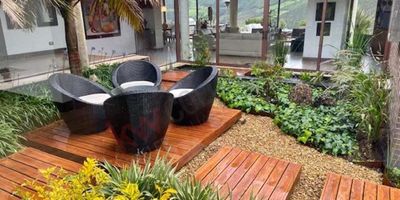 Codigo 6217. VENDO CASA LA CALERA - CONDOMINIO CASA DE CAMPO. Casa campestre con espectacular vista al Valle de Sopó por sus ventanales piso-techo. Amplios espacios, excelente iluminación y acabados. Patio interior con un diseño hermoso y acogedor con espejo de agua y jacuzzi que hace un espacio muy especial dentro de la casa. Sala y comedor acogedora con chimenea y una gran terraza en deck con BBQ. Primer nivel 3 alcobas todas con baño, hall de entrada, estudio, baño social y la cocina con Zona de lavandería independiente. En el segundo nivel encontramos la habitación principal con Vestier, baño, terraza y chimenea. Parqueadero privado cubierto para 3 carros y zona de parqueo para visitantes para mas de 4 carros mas. Lote muy hermoso con jardines y arboles nativos. Condominio con Club House.