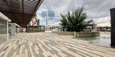 Codigo 6271. Ubicado en el centro empresarial Sabana Park. Este moderno complejo empresarial y hotelero cuenta con restaurantes como Andres DC, Vulcano gastro bar, subway, una hamburguesería, pizzería, un Café shop y el hotel Clarion destacado por su servicio y comodidades. Una excelente zona de inversión y valorización.Consultorio con uso opcional de oficina que consta de 28 metros que se distribuyen en un espacio amplio que cuenta con una división, vista exterior natural, un baño y múltiples conectores. Adicionalmente cuenta con un parqueadero exclusivo para esta unidad. Dentro del edificio en el que se ubica encontramos recepción, diferentes salas de espera, terraza, mezzanine, salón para eventos y dos ascensores.