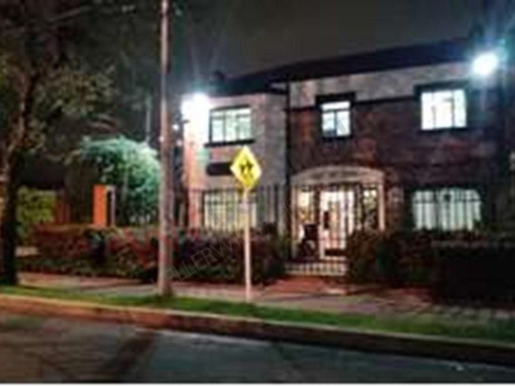 Casa de 5 alcobas en venta en Quinta Camacho, Bogotá, 377 m² · foto 2 de 13