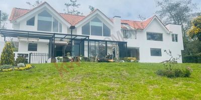 Codigo 6970. VENDO HERMOSA CASA YERBABUENA EN PARCELACIONCasa hermosa ubicada en las montañas de yerbabuena con vista al valle de chía y cordilleras Ubicada en parcelación. Espectacular vista. Lote de 3009 m2 con amplios jardines, 450 m2, huerta funcional, zona de BBQ cubierta, fuente de agua y 8 parqueaderos cubiertos y muchos más descubiertos,  4 alcobas amplias cada una con su baño dos con baño privado y dos comparten baño, sala chimenea, amplio comedor, family room, espectacular cocina, casa para empleada, perrera, cerramiento 100%, tanque de aguas lluvias, iluminación perimetral, 