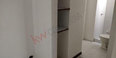 Codigo 7114. Venta de apartamento primer piso con 3 patios en el sector sur barrio el Ingenio de Cali-Valle del cauca. La propiedad cuenta con la habitacion principal con baño y Salida al patio podra encontrar un Estudio con estantería en madera empotrada, Closet de linos, un total de 3patrios, espacios super amplios en sala, en el comedor, cocina, con Cuarto de la empleada, Área de lavanderia, Parqueadero en sotano. Ubiación estratégica a media cuatra del parque del ingenio, a unas cuadras de la avenida paso ancho, Centro comercial Unicentro, y a 8 cuadras de Universidades. Contactanos