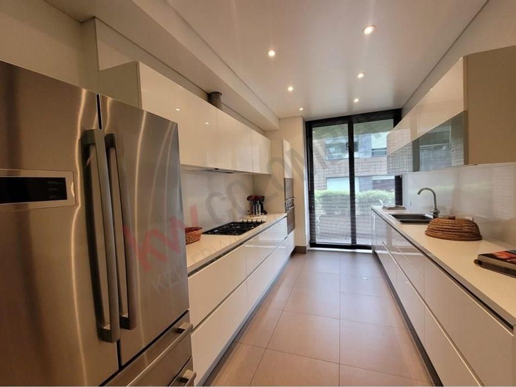 Apartamento de 3 alcobas en venta en El Refugio, Bogotá, 261 m² · foto 13 de 20