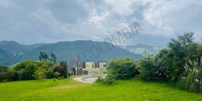 Codigo 7705. VENDO LOTE LA CALERA GRAN OPORTUNIDADEn el prestigioso conjunto casa de campo, área 2.800 m2, CALIDAD DE VIDA  UNICA. administración $990.500, sobre vía principal, aprovechable al 100%, veinte por cientos de índice de construcción, cerca de colegios jardines supermercados iglesias y sitios de interés. Todos los servicios Gran oportunidad.100% plano con vista al valle de sopo y a la cordillera centralCancha de tenis polvo de ladrillo, salón comunal, cancha múltiple, Gym, caballerizas, salón de juegos (billar) zona de bbq, sitio de encuentro, sendero ecológico.