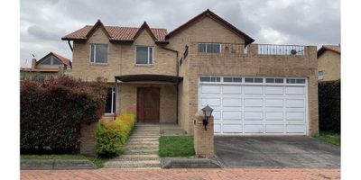 Codigo 7953. Vendo Casa campestre en Vereda la Balsa - Chía, cerca de reconocidos colegios, centros comerciales, con facilidad de desplazamiento hacia Bogotá por la vía Guaymaral y la variante Chía-Cota.La casa cuenta con excelentes acabados e iluminación, pisos en madera, hall de entrada, estudio, baño social completo, sala con chimenea, amplio jardín con BBQ, comedor independiente, cocina amplia con Isla y torre de hornos, zona de ropas, cuarto y baño de servicio.En el segundo piso un amplio espacio con chimenea, ideal como family room, 3 habitaciones cada una con su baño, 2 de las habitaciones con altillo, la principal con walking closet y una terraza amplia con vista hacia el cerro de la Valvanera. El garaje es cubierto con puerta eléctrica y capacidad para 2 vehículos. Todos los ambientes de la casa cuentan con sonido incorporado. Conjunto con salón social, cancha de tenis, parque infantil. Administración $675.000 mes