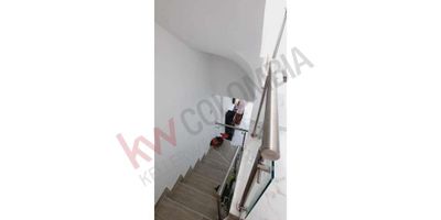 Codigo 8366. Vendo Casa de tres pisos en Conjunto Campestre Cerrado Villa del Parque Jamundi En propiedad podra encontrar 4 habitaciones con baño, vestier y una de ellas con terraza, Estudio, los espacios amplios en Sala y Comedor independientesPatio área de lavandería, terraza. La unidad cuenta con tanque de reserva de agua, Piscina adultos y niños. Espacios verdes, Zona de juegos, canchas multiples.Vigilancia  24 horas monitoreada. Ubicacion excelente a 25 minutos de Cali.Contactanos