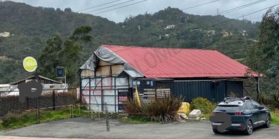 Codigo 8416. Local Ideal para establecimiento comercial de uso gastronómico, construcción y demás sectores de la economía de la region. Salón principal equipado con mobiliario, equipos refrigeración, plancha, estufa, samovares, parrilla, vajillas listo para operar. Terraza con vista a las montañas. Inmejorable ubicación sobre la vía principal a 5 minutos de la Calera y a 20 de Bogotá. Cerca a condominios Macadamia, Potosí y Teusaca. Construidos 905 mt2 en un terreno de 950 mt2.