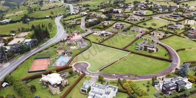 Codigo 9298. VENDO LOTE LA CALERA GRAN OPORTUNIDADEn el prestigioso conjunto casa de campo, sobre vía principal, lote plano aprovechable al 100%, veinticinco porcientos de índice de construcción, cerca de colegios jardines supermercados iglesias y sitios de interés. Todos los servicios Gran oportunidad.Cancha de tenis polvo de ladrillo, salón comunal, cancha múltiple, Gym, caballerizas, salón de juegos (billar) zona de bbq, sitio de encuentro, sendero ecológico.